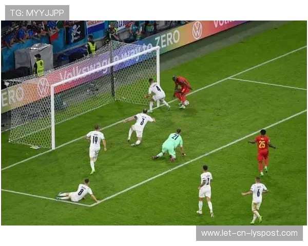 卢卡库门前半转身捅射制造极大危险，力压对手成就经典瞬间